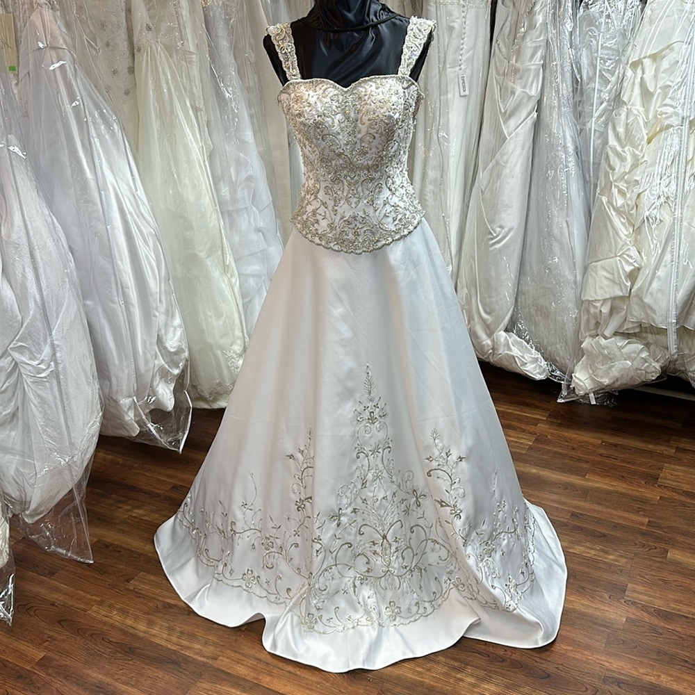 VINTAGE WEDDING DRESS WITH 9ft TAIL